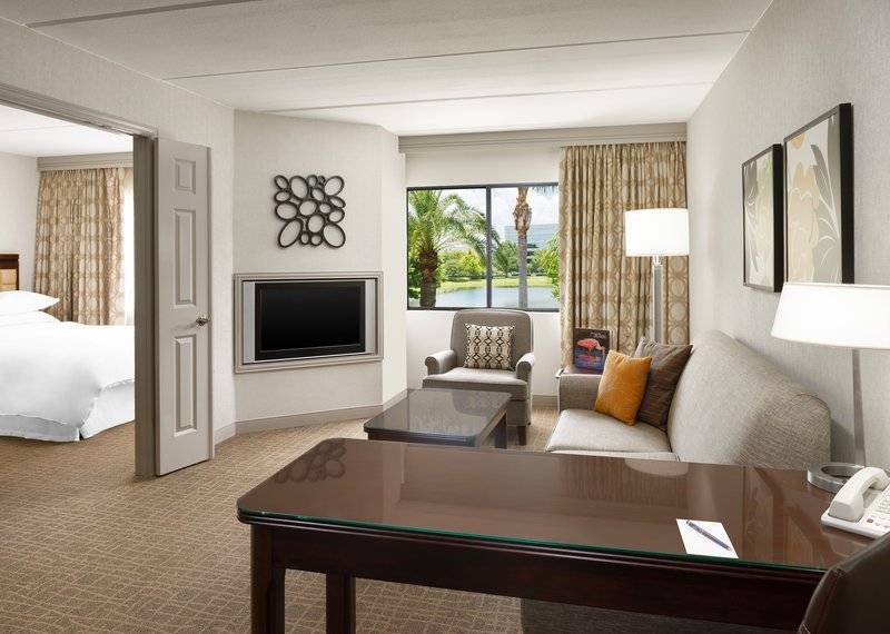 奥兰多机场喜来登套房酒店