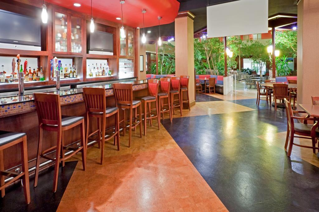 阿林顿皇冠假日套房酒店