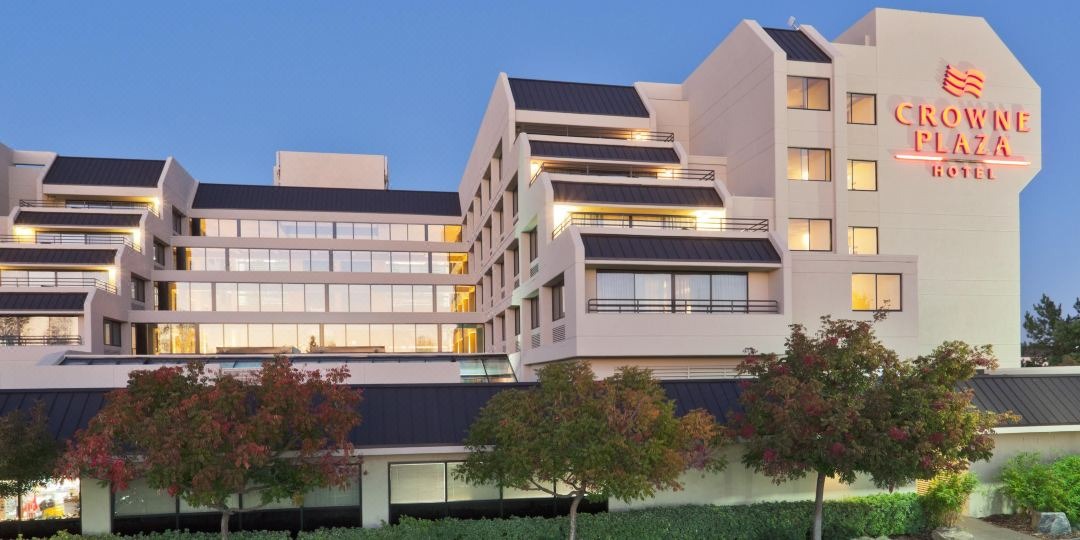 福斯特城圣马雕皇冠假日酒店